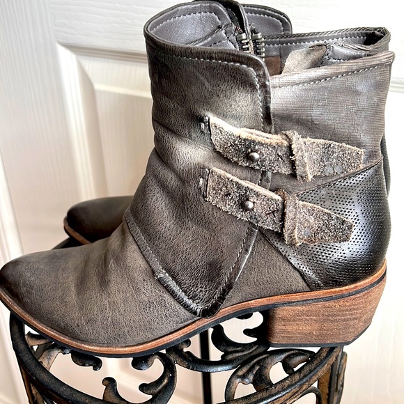 Dolce Vita Marley Gray Distressed Zip Booties - Picture 3 of 10
